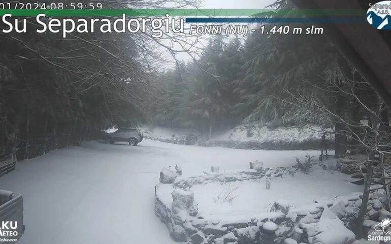 (FOTO) La magia della neve arriva in Sardegna: imbiancate le montagne dell’Isola