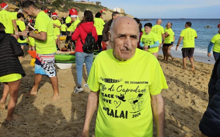 A Porto Torres la 19a edizione del Bagno di Capodanno: in prima linea, come sempre Salvatore Delogu, 89 anni