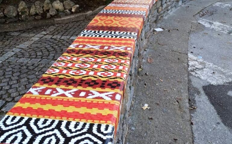 Un muretto trasformato in tappeto con l’opera “Sa burra” dell’artista Mauro Patta, a Gadoni
