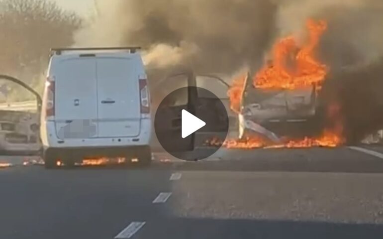 (VIDEO) Assalto a tre furgoni portavalori: sparatoria sulla 131, ferite quattro guardie giurate