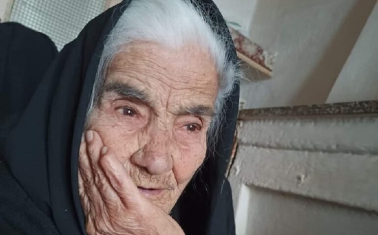 (VIDEO) Tzia Maria Lobina di Seui fa oggi 101 anni. Un anno fa disse: «La vita è bella ma è anche sacrificio»