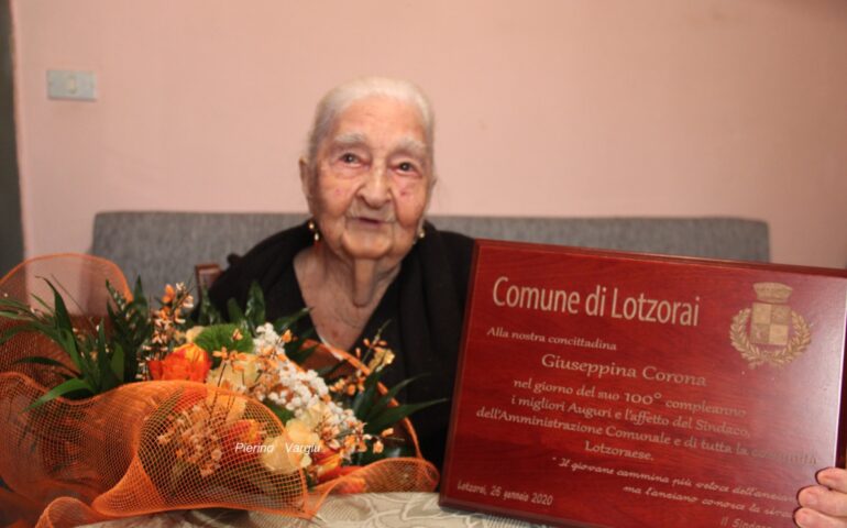Centenari di Sardegna: tzia Peppina di Lotzorai festeggia sorridente i suoi 104 anni
