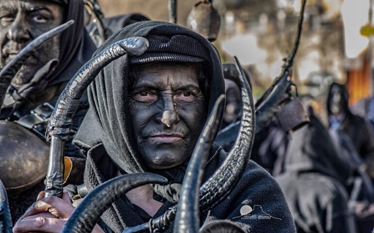 Gairo, grande successo di pubblico per Su Marti Perra, giornata centrale del carnevale tradizionale del paese