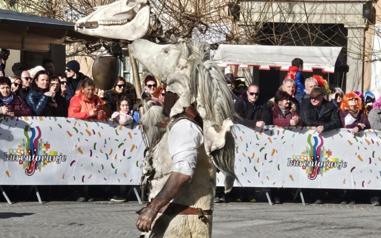 (VIDEO) Gairo, le maschere de Su Maimulu al Carnevale di Ptuj, in Slovenia