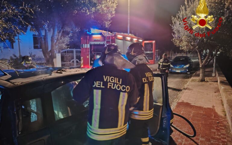 Paura a Orosei, auto in fiamme nella notte