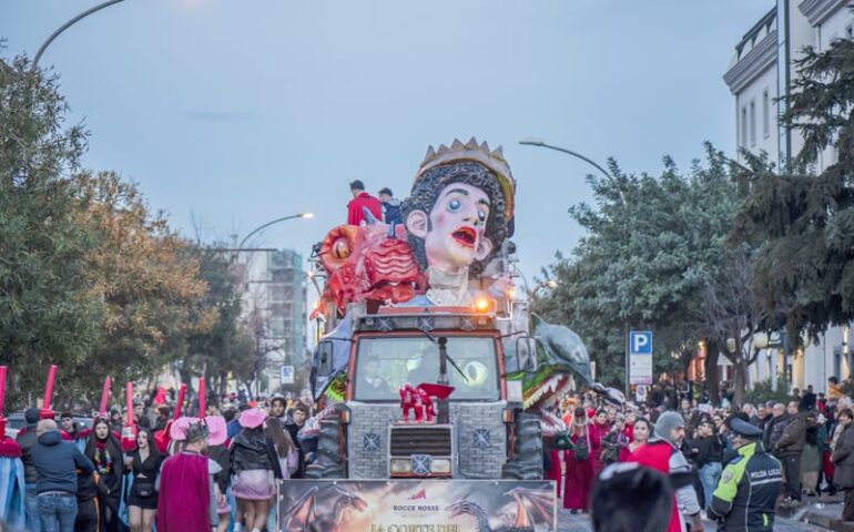 (FOTO) Spettacolo ieri nella sfilata di Carnevale a Tortolì: carri, maschere e tanta allegria