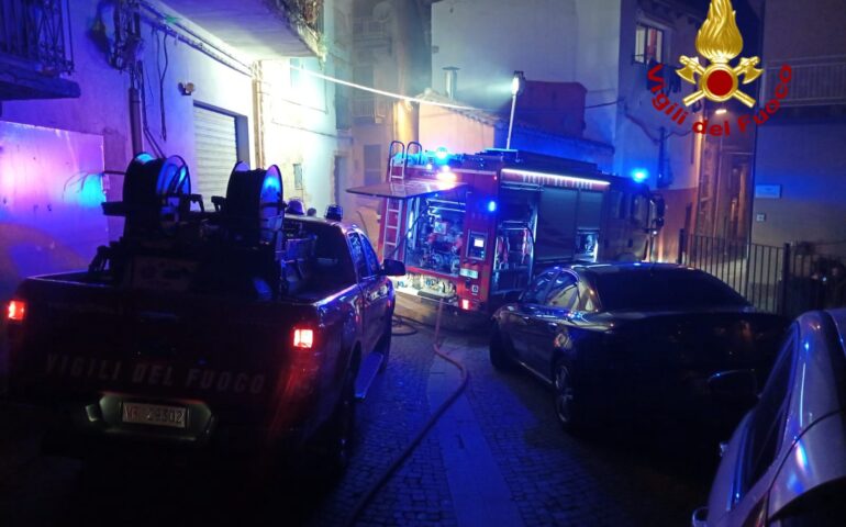 Doppio incendio nella notte: in fiamme un appartamento a Ilbono e un’auto ad Arzana