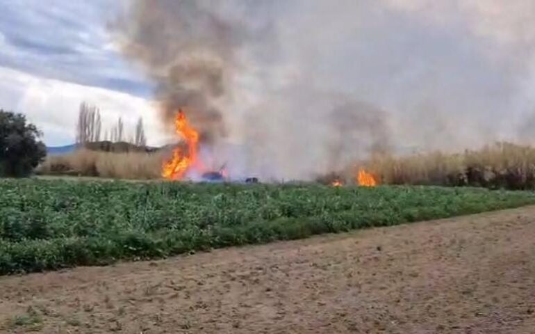 Grosso incendio a Tortolì, tra Zinnias e Basaura. Le fiamme distruggono un canneto