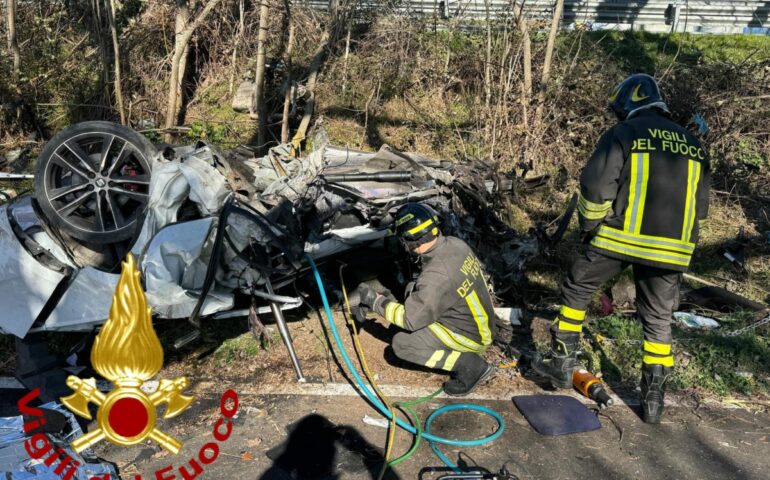 Tragedia a Siligo: auto esce di strada, il conducente muore incastrato tra le lamiere