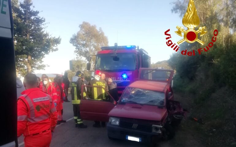 Talana, incidente frontale tra due auto: 82enne estratto dall’abitacolo e portato in ospedale