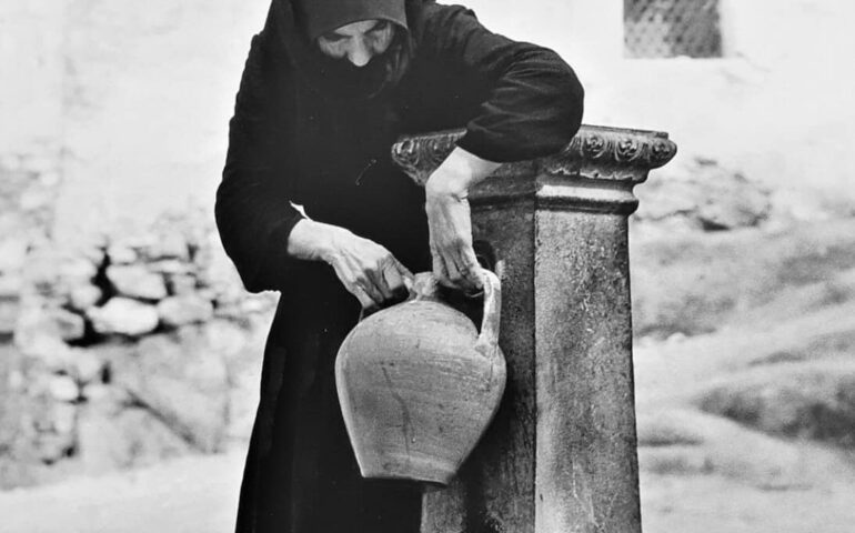 Donna alla fonte, il meraviglioso scatto di Toni Schneiders. Sapete dov’è stato realizzato?