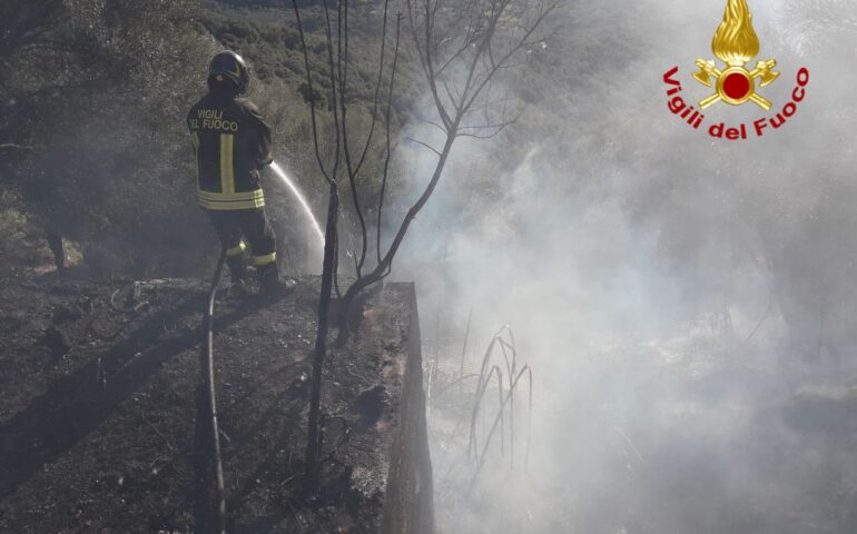Paura a Baunei: scoppia un incendio che lambisce diverse abitazioni