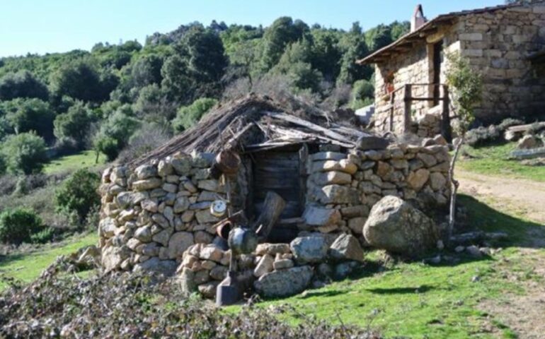 Lo sapevate? In Sardegna c’è un paese abbandonato con 19 case ma senza una vera strada per raggiungerlo