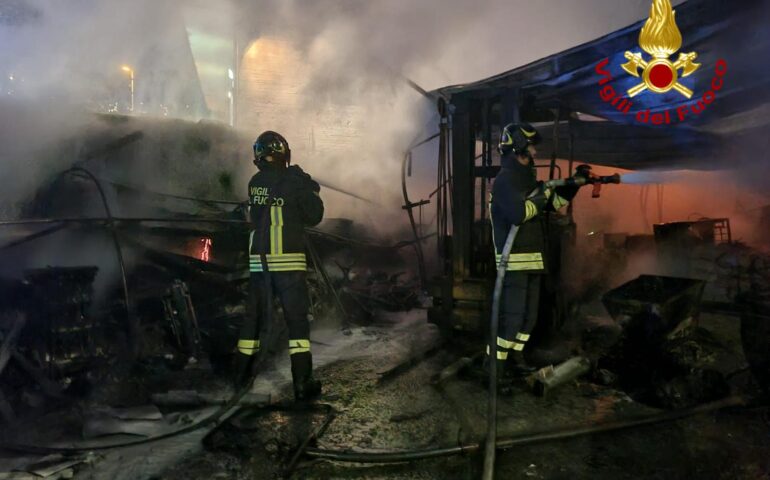 Ilbono, grosso incendio in un deposito: Vigili del Fuoco al lavoro per la bonifica