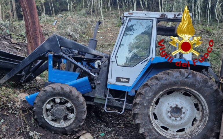 Tragedia nel sassarese: un contadino muore schiacciato dal suo trattore