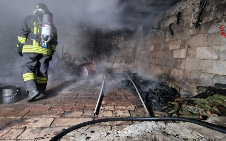 Incendio nella notte nel Nuorese, deposito di attrezzi in fiamme