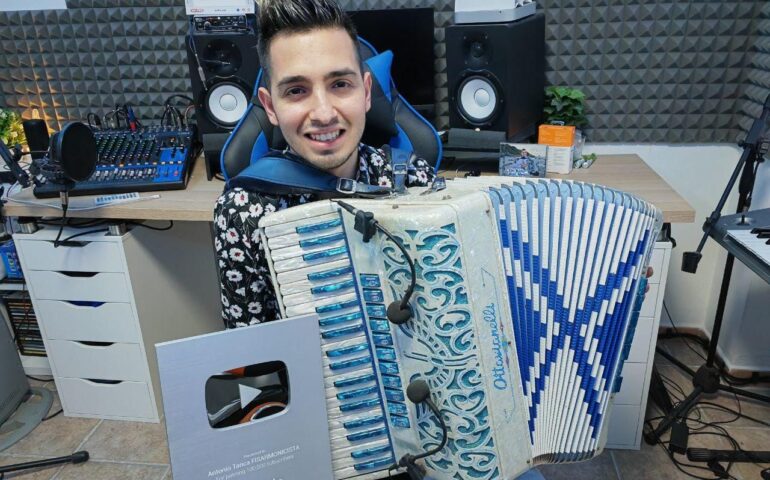 Antonio Tanca, re della fisarmonica con 100mila iscritti al canale e 40 milioni di visualizzazioni: «Musica è vita»