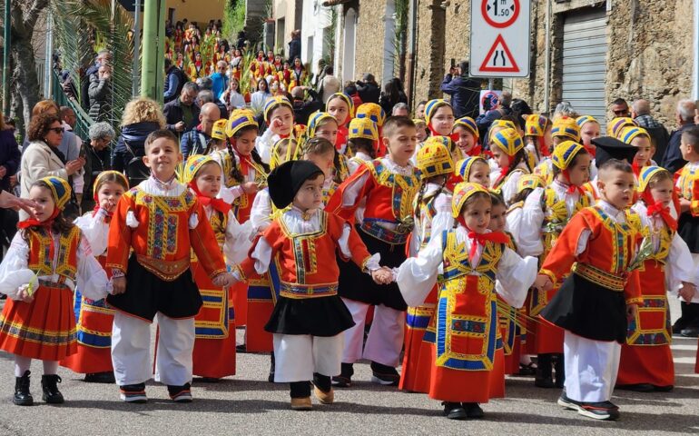 La Domenica delle Palme di Desulo: il coloratissimo e partecipato spettacolo di fede e tradizione