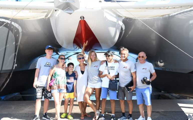 Andrea Mura vede il traguardo della GlobalSoloChallange: le foto più belle del varo di Vento di Sardegna Explorer ad Arbatax