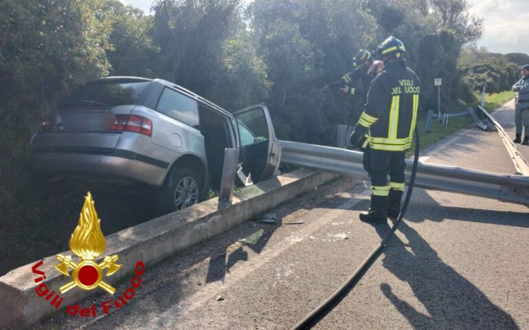 Auto esce di strada, sfonda il guard rail e finisce in un dosso: conducente all’ospedale