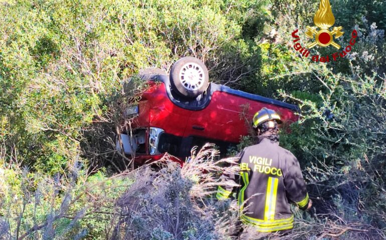 Auto finisce fuori strada in una zona impervia e si ribalta: tanto spavento per le due ragazze a bordo