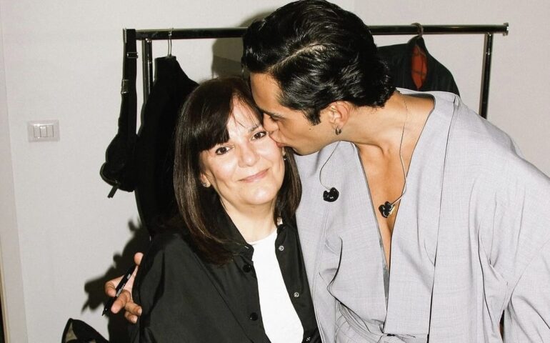 Il momento d’oro di Mahmood: “Tuta Gold” doppio disco di platino, la foto con mamma Anna per celebrare