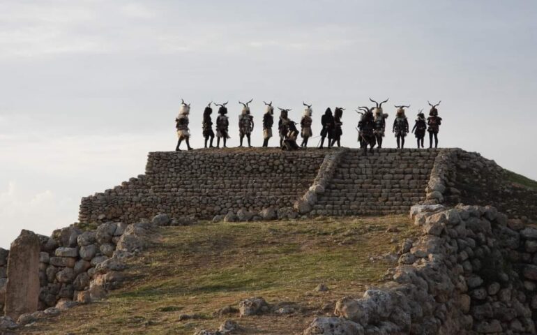 I Mamutzones di Samugheo alla “ziqqurat” di Monte d’Accoddi: quando le meraviglie di Sardegna si incontrano