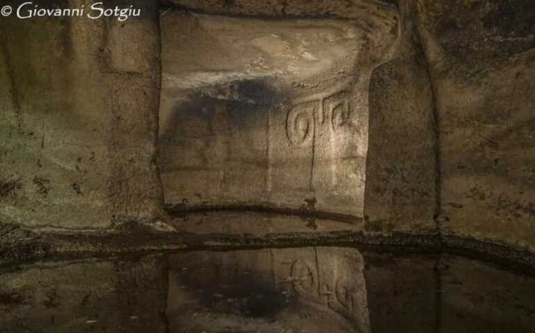 Un ariete a bassorilievo in una domus de janas bellissima: dove ci troviamo?