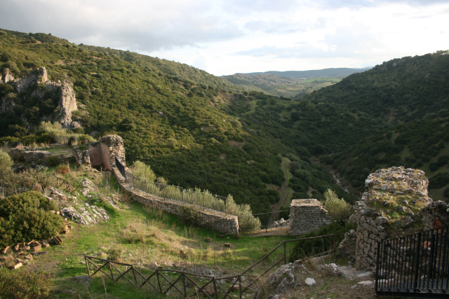 Castel Medusa, la rocca sarda immersa nel bosco ricca di storia e avvolta da miti e leggende