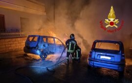 Ancora un attentato incendiario in Sardegna: date alle fiamme le auto di una donna a Nuoro