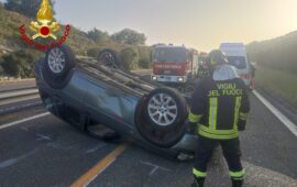 Incidente nel Nuorese, auto sbanda e si ribalta sulla 131 Dcn: una donna all’ospedale