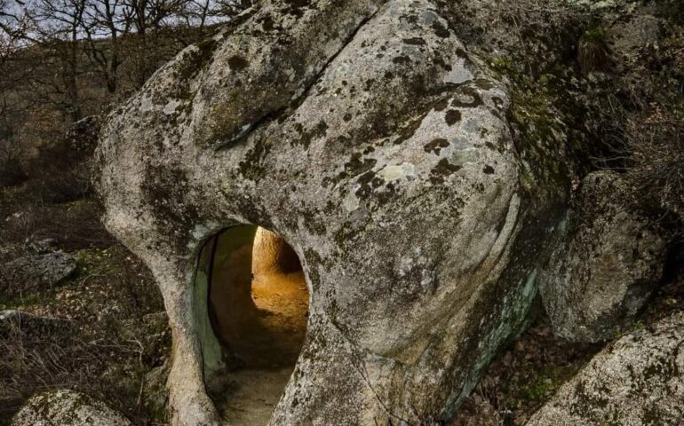 La Necropoli di Istevene, una delle pochissime domus de Janas del Nuorese decorate