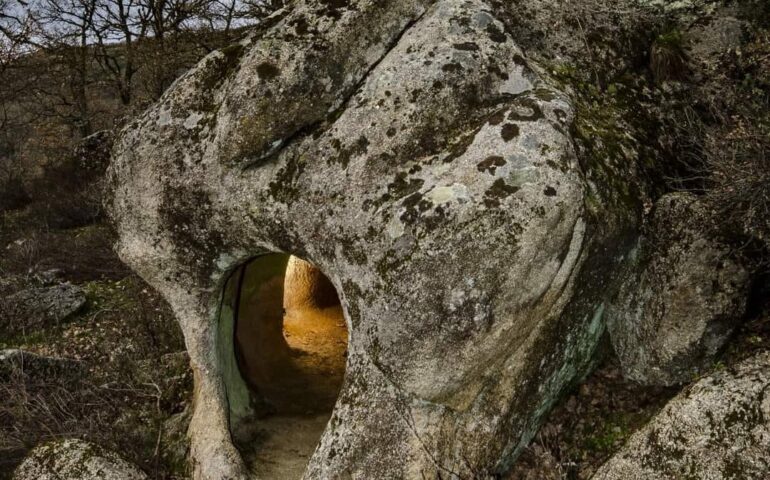 La Necropoli di Istevene, una delle pochissime domus de Janas del Nuorese decorate