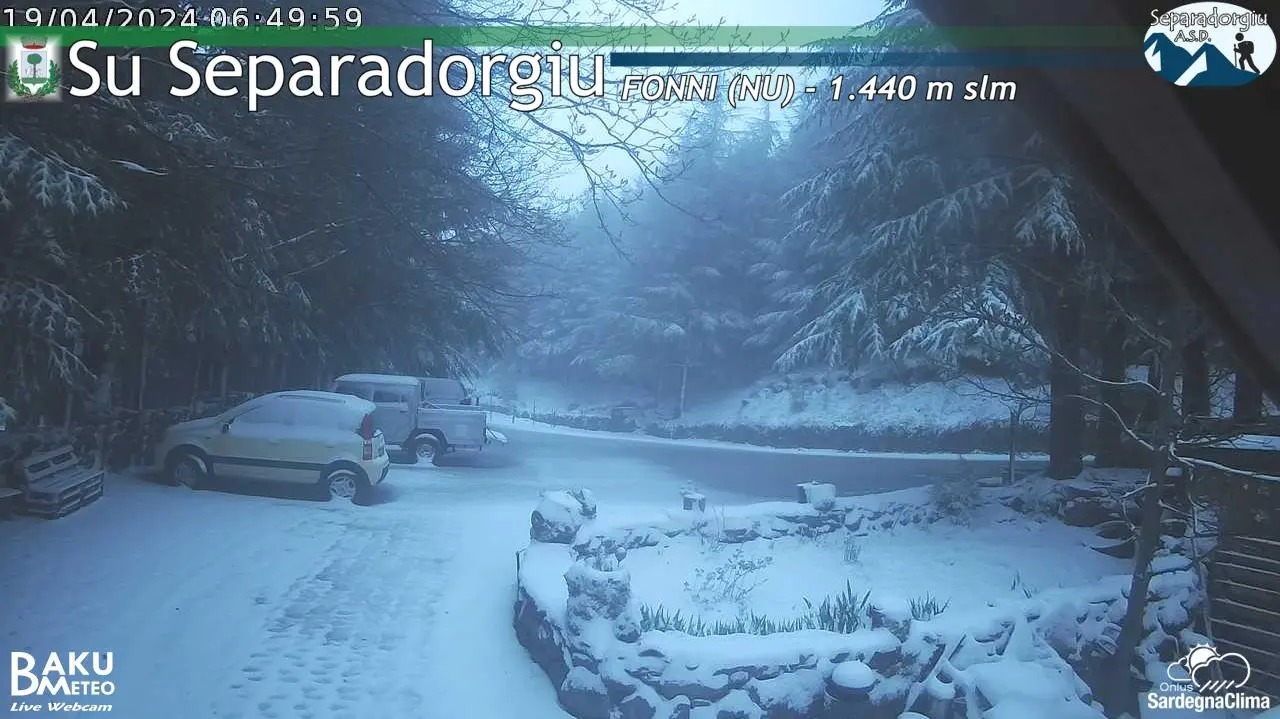 Pazzo meteo di aprile in Sardegna: neve e temperature sotto zero nelle montagne dell'Isola