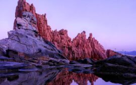Le Rocce Rosse che si specchiano nell’acqua del mare d’Ogliastra: il bellissimo scatto