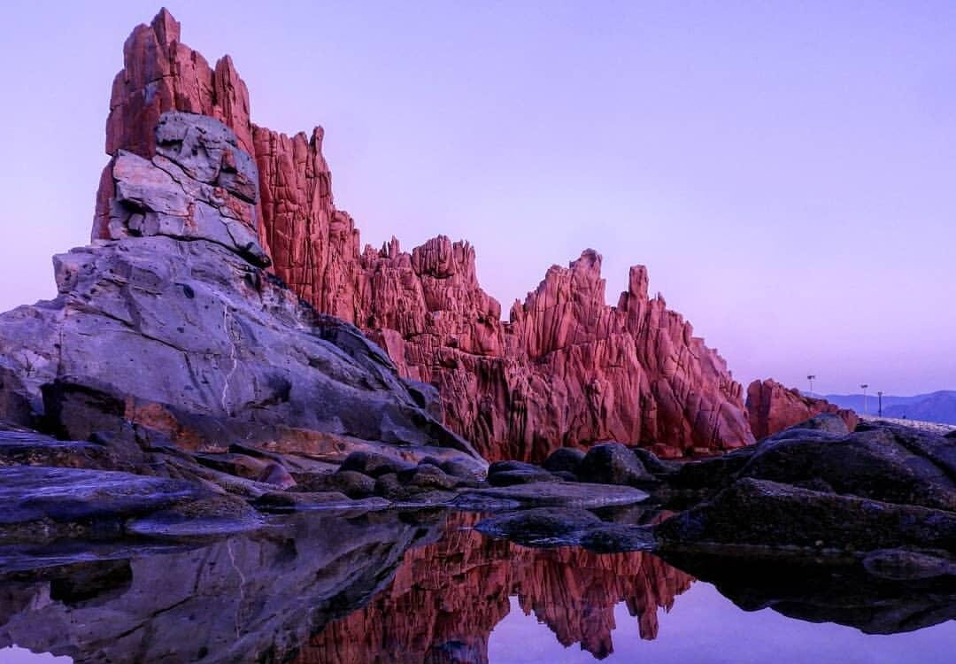 Le Rocce Rosse che si specchiano nell'acqua del mare d'Ogliastra: il bellissimo scatto