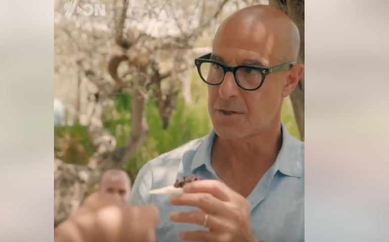 Stanley Tucci in Sardegna: i pastori gli preparano “su sambeneddu”