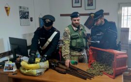 Loculi, più di 2 kg di marijuana in casa: arrestati un 81enne e un 38enne