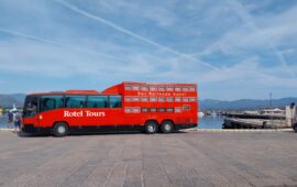 Arbatax, un autobus-hotel fa capolino nel porto, tra gli sguardi curiosi dei passanti