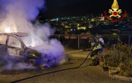 Attentato incendiario nella notte ad Orani: due vetture in fiamme