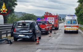 Pauroso incidente nel Nuorese: auto si ribalta più volte e finisce contro il guard-rail a causa dell’asfalto bagnato