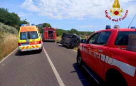 Auto si ribalta al bivio per Birori: la conducente in codice rosso