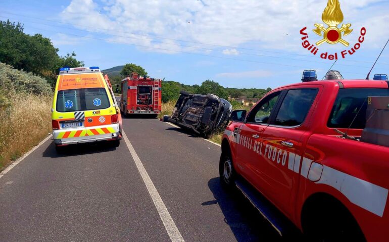 Auto si ribalta al bivio per Birori: la conducente in codice rosso
