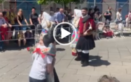 (VIDEO) Il piccolo Samuele porge alla sua innamorata Noemi una rosa: il bellissimo gesto durante la Cavalcata sarda a Sassari