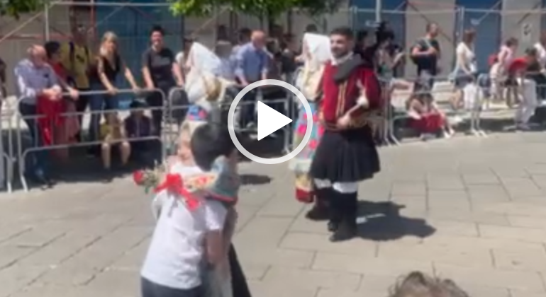 (VIDEO) Il piccolo Samuele porge alla sua innamorata Noemi una rosa: il bellissimo gesto durante la Cavalcata sarda a Sassari