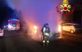 Nuoro: due auto distrutte dalle fiamme nel cuore della notte