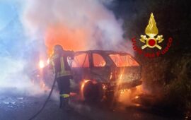 Auto va fuori strada e prende fuoco: i passeggeri riescono a uscire e a mettersi in salvo