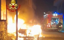 Fonni, auto di una ragazza prende fuoco nella notte: Vigili del fuoco in azione. Si indaga sulle cause