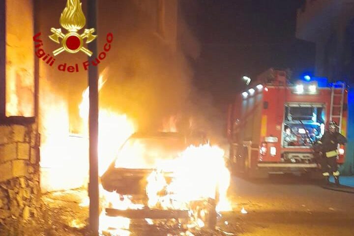 Fonni, auto di una ragazza prende fuoco nella notte: Vigili del fuoco in azione. Si indaga sulle cause
