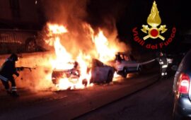 Nuoro, due auto devastate dalle fiamme nella notte: intervengono Vigili del Fuoco e Carabinieri